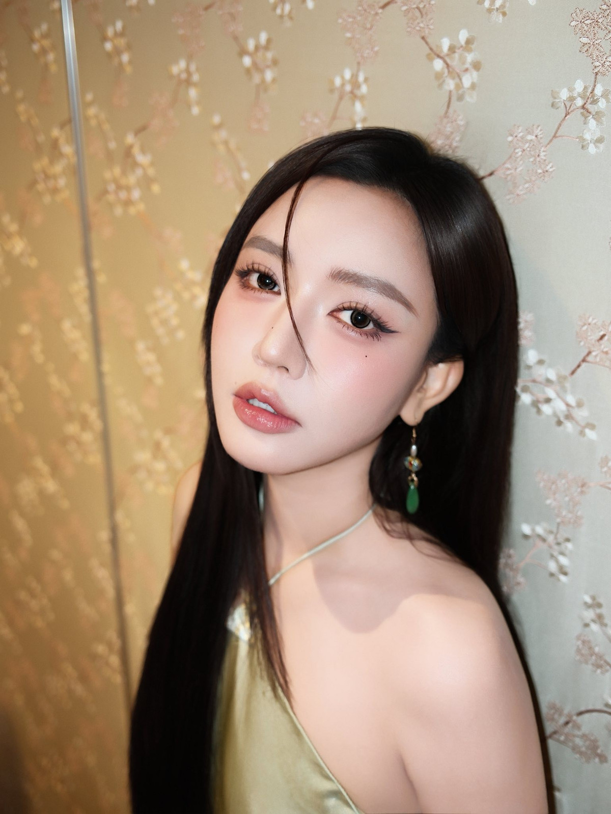 Sau khi công khai chuyện phẫu thuật thẩm mỹ, diện mạo của Bích Phương ngày càng thay đổi rõ rệt. Bên cạnh việc chỉnh sửa một số đường nét trên gương mặt, cô còn tích cực giảm cân và thay đổi phong cách thời trang.