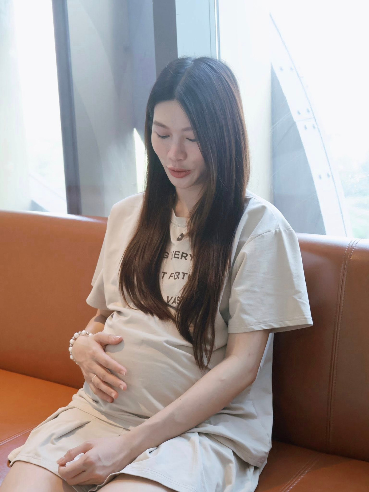 Cô tự tin diện những thiết kế lộng lẫy, ôm sát cơ thể, khéo léo tôn vinh đường cong thiêng liêng của người phụ nữ.