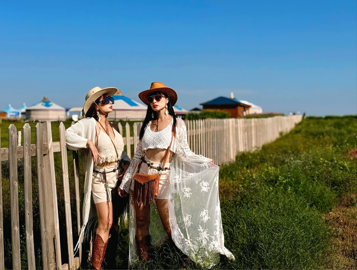 Tin tức sao Việt 21/8: Chị em cựu siêu mẫu Thuý Hằng - Thuý Hạnh chụp ảnh đẹp như tranh khi đến Nội Mông (Trung Quốc). Ảnh: FB Bui Thuy Hanh