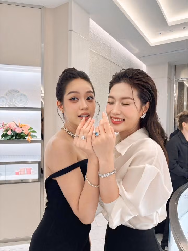 Cả hai thường xuyên xuất hiện cùng nhau trong các sự kiện, luôn dành cho nhau cử chỉ quan tâm đáng yêu khiến người hâm mộ không khỏi “lụi tim”.