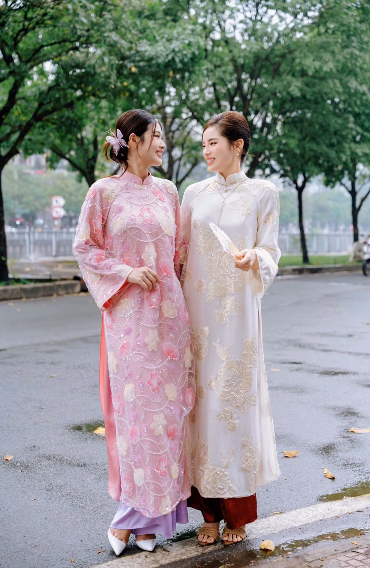 Không chỉ thường xuyên xuất hiện cùng nhau tại các sự kiện giải trí hay đăng tải những khoảnh khắc đời thường thân mật, hai nàng hậu còn gây ấn tượng mạnh bởi gu thời trang đồng điệu.