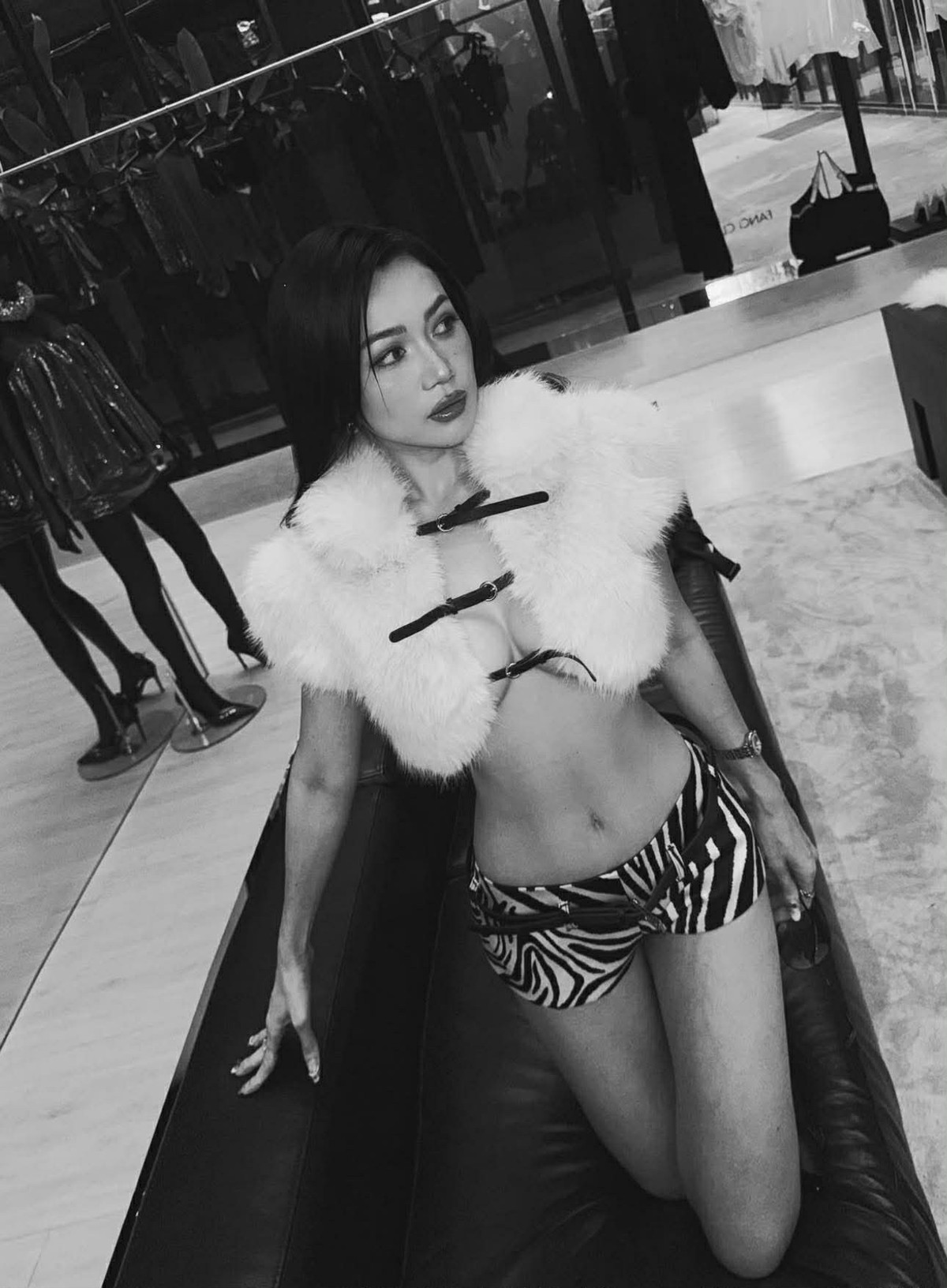 Trên trang cá nhân, cô thường xuyên chia sẻ khoảnh khắc tập gym, yoga, pilates hoặc tự luyện tập tại nhà.