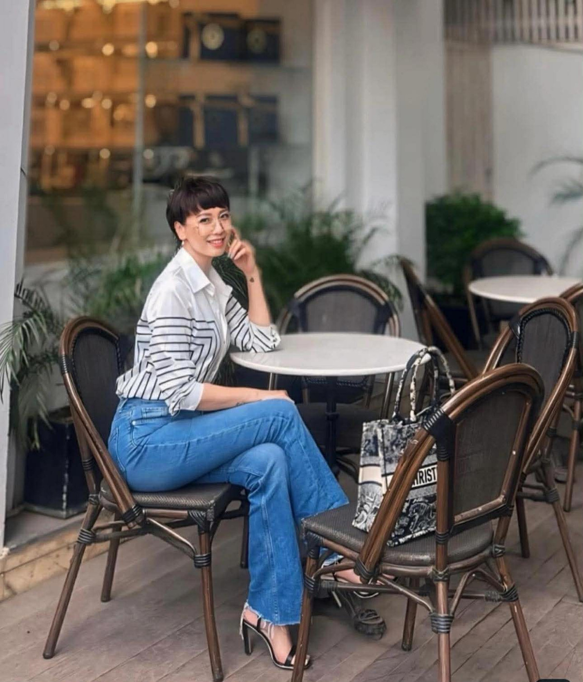 Nhiều người nhận xét, đôi chân dài thẳng tắp và vóc dáng cân đối của Doãn Hải My dường như đã “có lời giải” khi nhìn sang mẹ ruột.