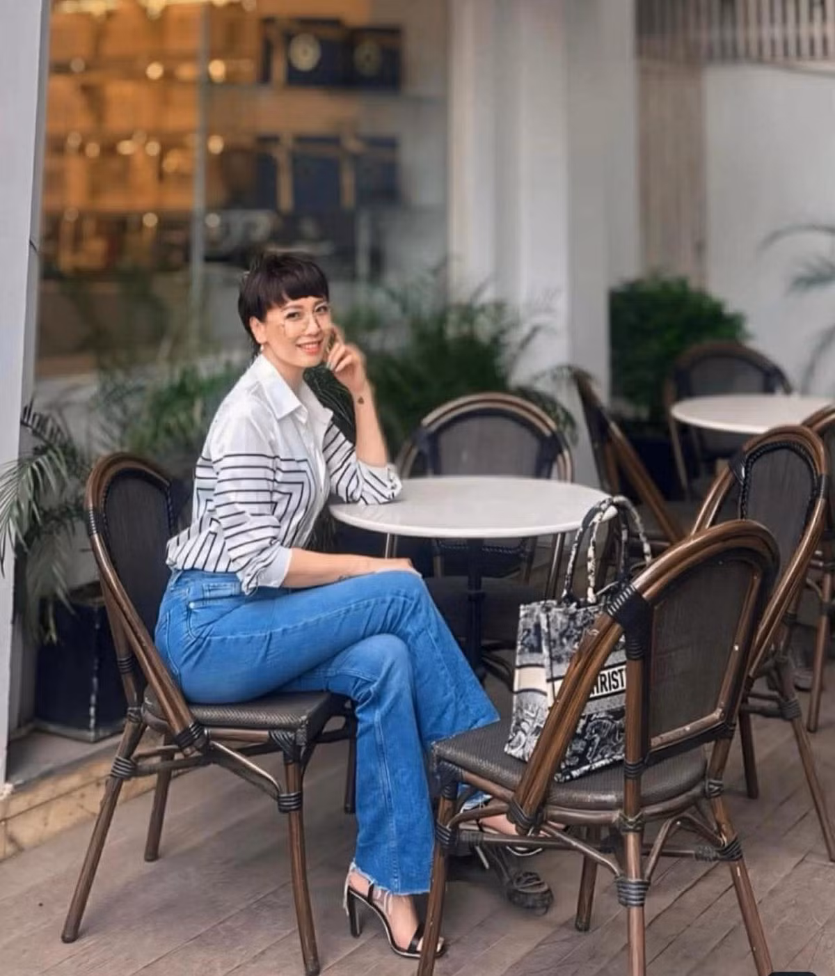 Nhiều người nhận xét, đôi chân dài thẳng tắp và vóc dáng cân đối của Doãn Hải My dường như đã “có lời giải” khi nhìn sang mẹ ruột.