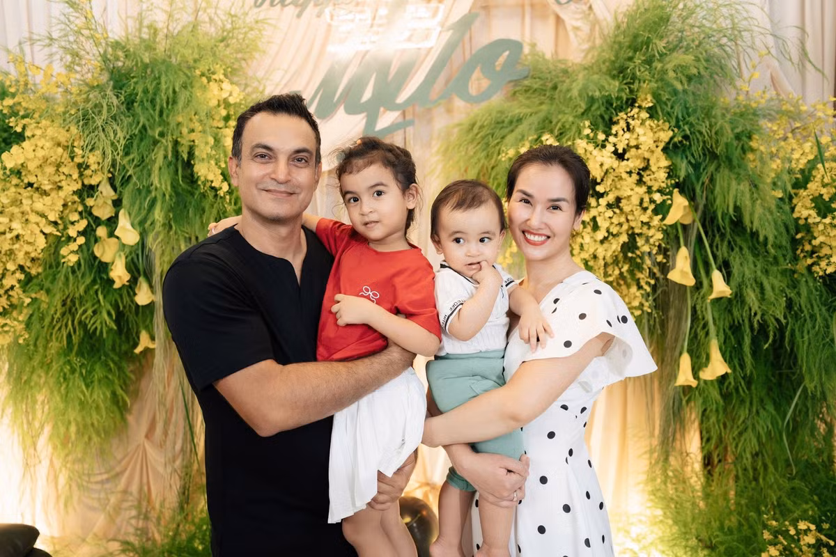 Nữ ca sĩ tiết lộ, dù đã bên nhau nhiều năm nhưng ông xã vẫn yêu chiều, quan tâm và bảo vệ cô như thuở mới yêu.