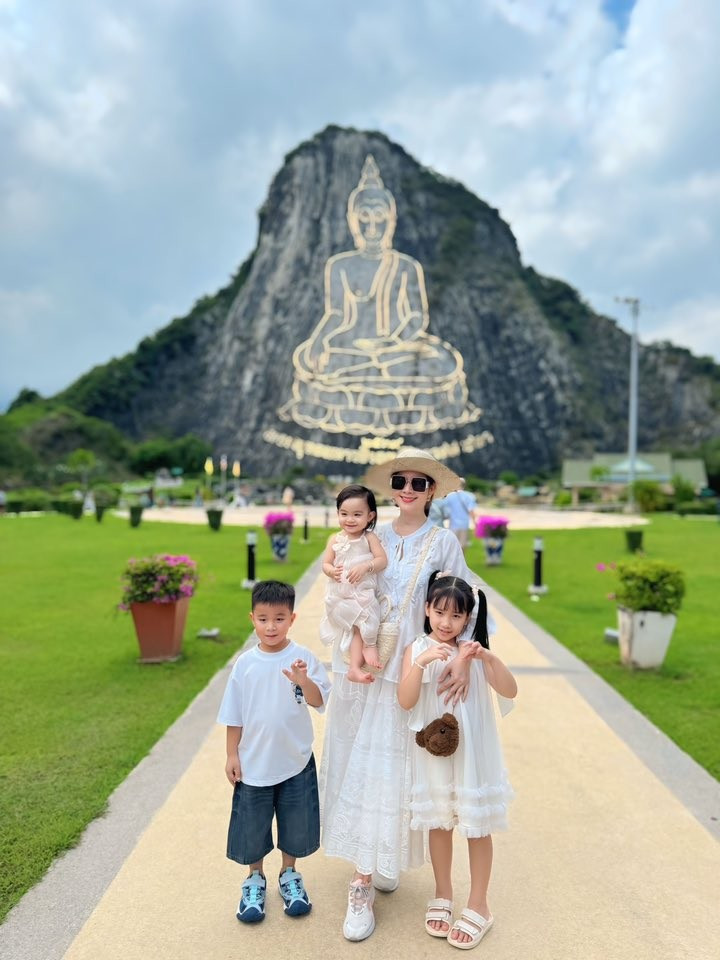 Kha Ly thăm Núi Phật Vàng (Thái Lan) cùng gia đình. Ảnh: FB Lại Thị Kha Ly