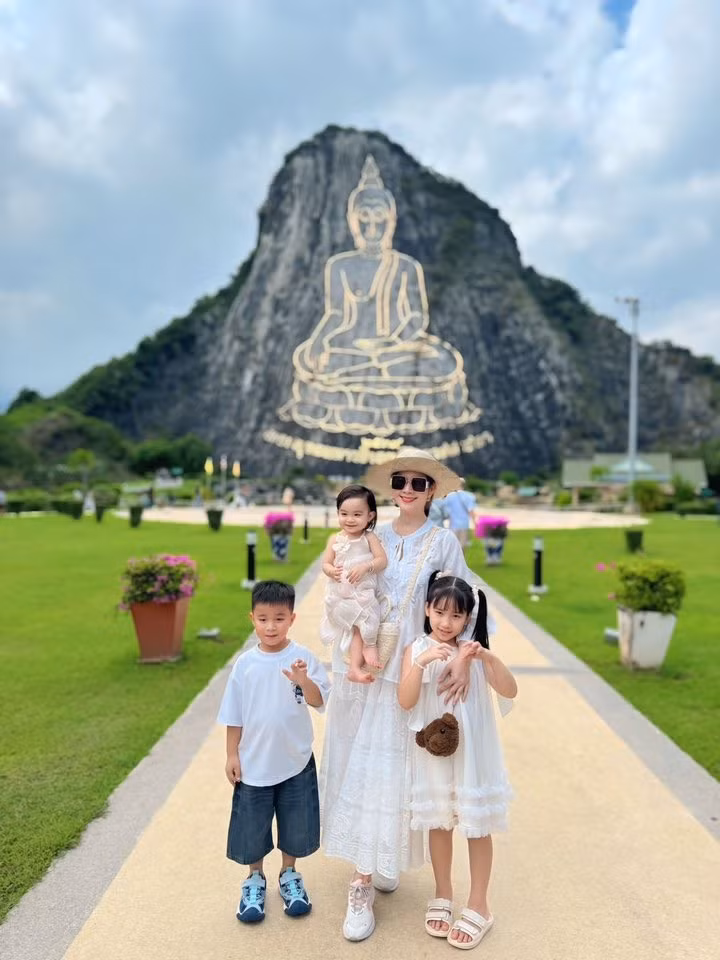 Kha Ly thăm Núi Phật Vàng (Thái Lan) cùng gia đình. Ảnh: FB Lại Thị Kha Ly