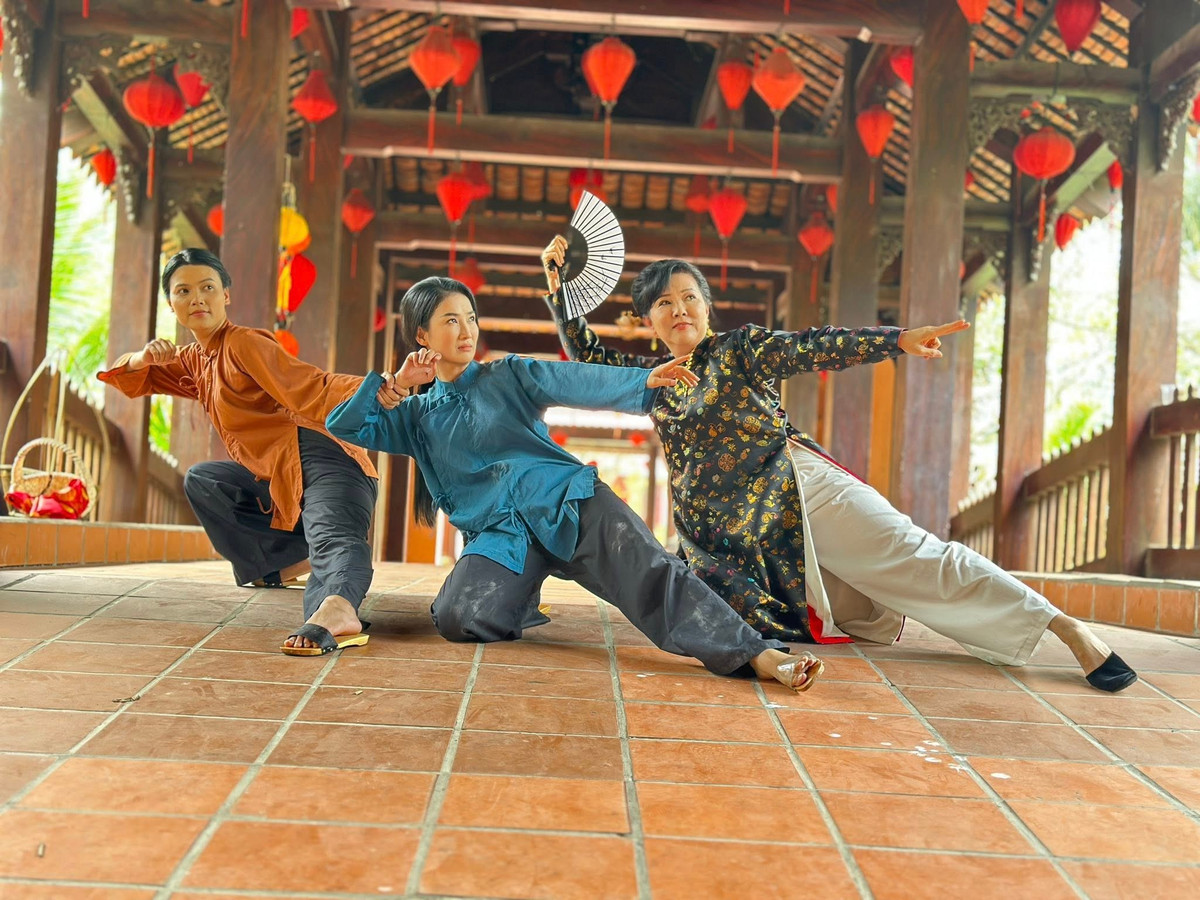 Diễn viên Quỳnh Lam cùng các nghệ sĩ tạo dáng hài hước tại phim trường. Ảnh: FB Diễn viên Quỳnh Lam