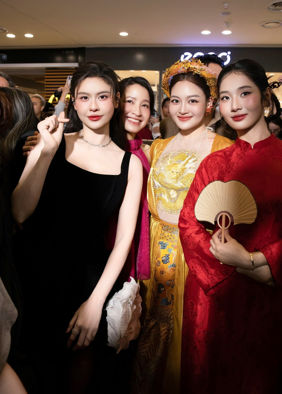 Diễn viên Trương Quỳnh Anh hội ngộ dàn mỹ nhân Vbiz tại một sự kiện ra mắt phim. Ảnh: FB Trương Quỳnh Anh