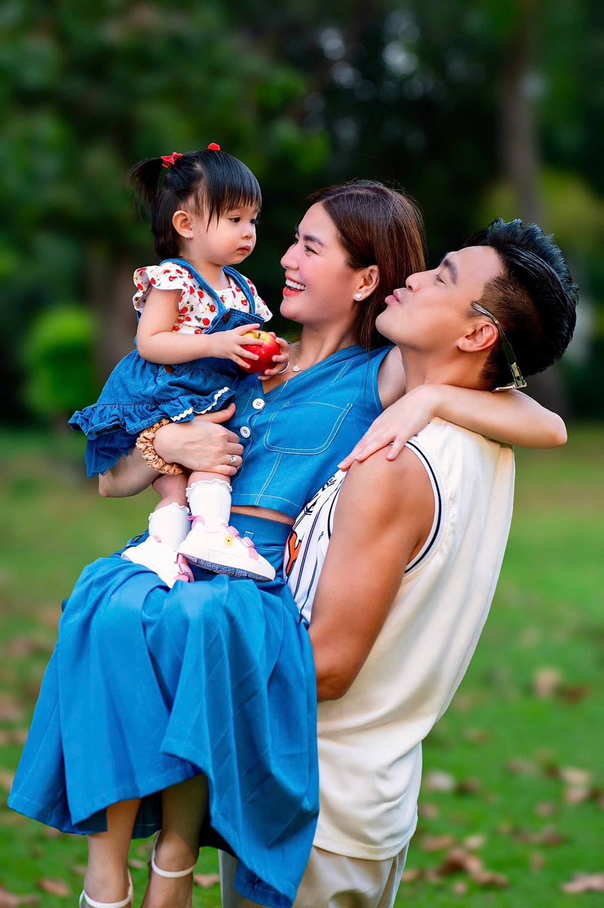 Gia đình Kha Ly chụp bộ ảnh đáng yêu trong chuyến picnic. Ảnh: FB Lại Thị Kha Ly