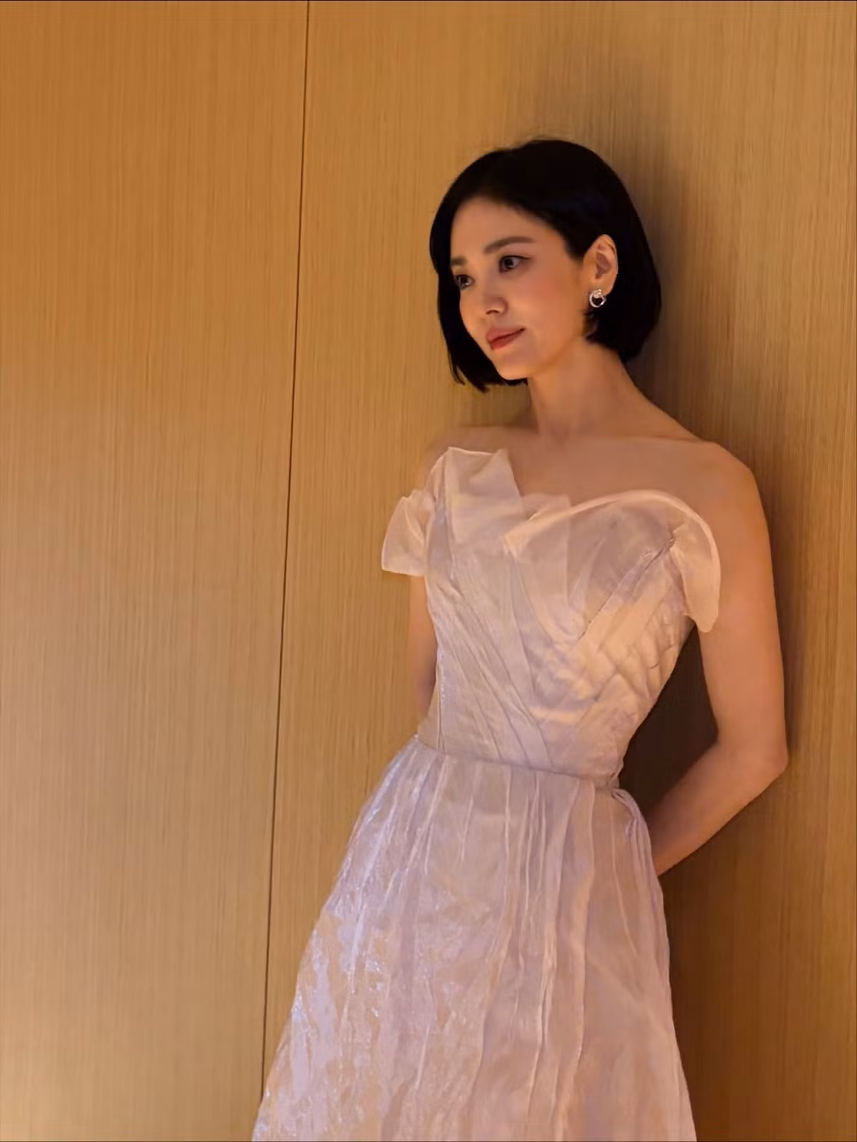 Điều gây chú ý không phải là bối cảnh lung linh hay góc chụp được đầu tư, mà chính là độ… tệ của chất lượng ảnh: nhoè nhoẹt, thiếu sáng, thậm chí còn kém cả ảnh selfie thông thường.