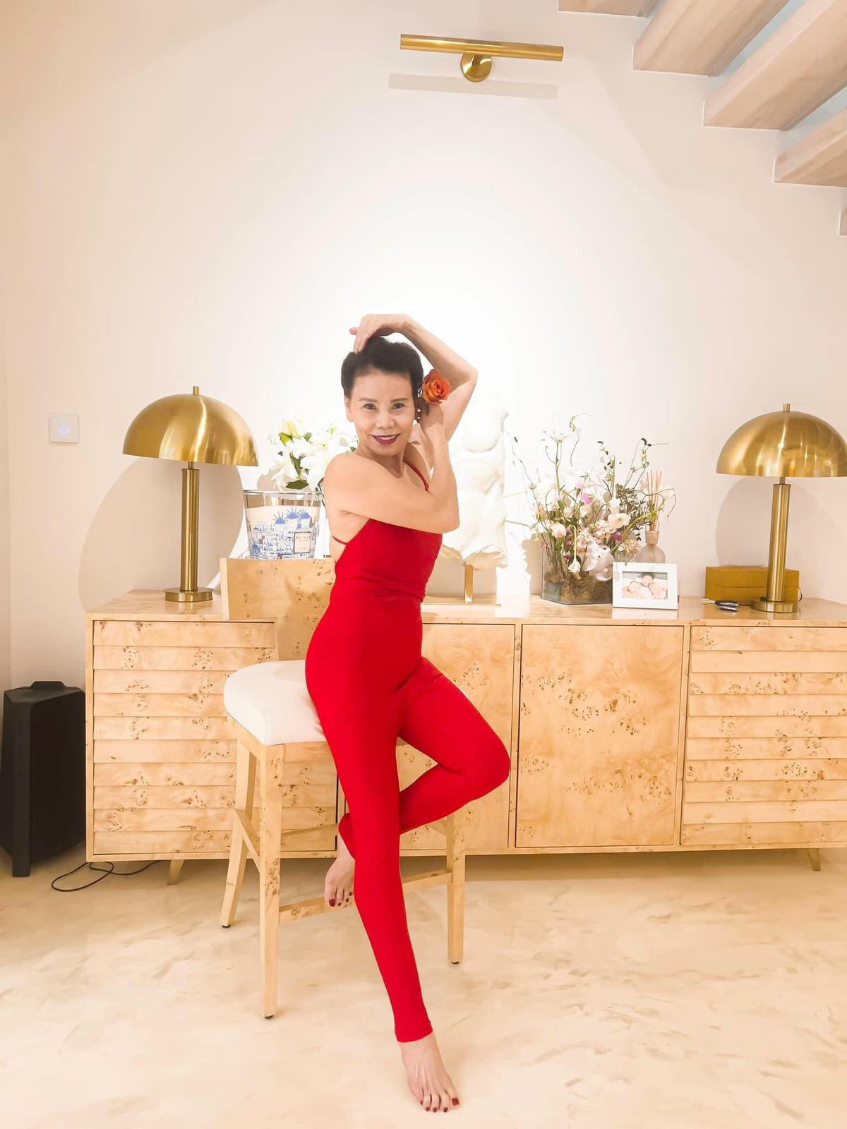 Nhờ yoga, cơ thể của mẹ Hồ Ngọc Hà luôn dẻo dai, săn chắc, sức khỏe ổn định và diện mạo ngày càng cuốn hút.