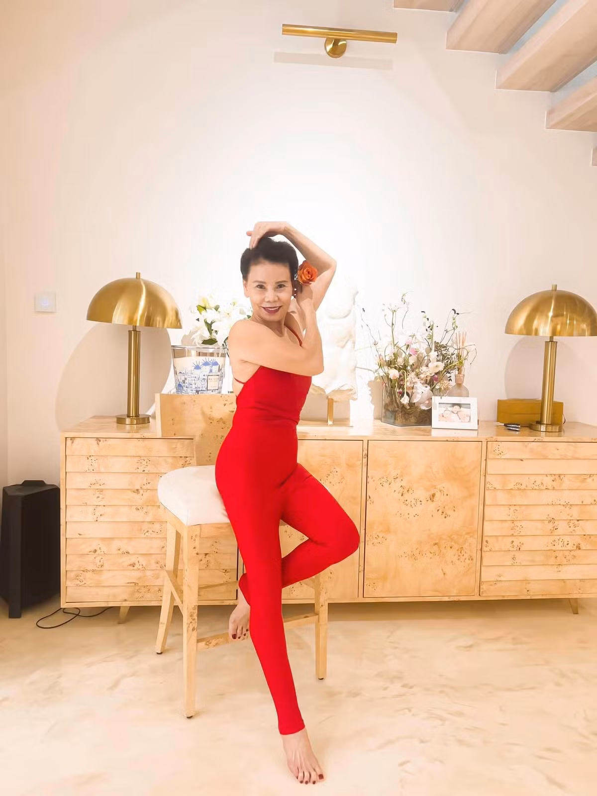 Nhờ yoga, cơ thể của mẹ Hồ Ngọc Hà luôn dẻo dai, săn chắc, sức khỏe ổn định và diện mạo ngày càng cuốn hút.