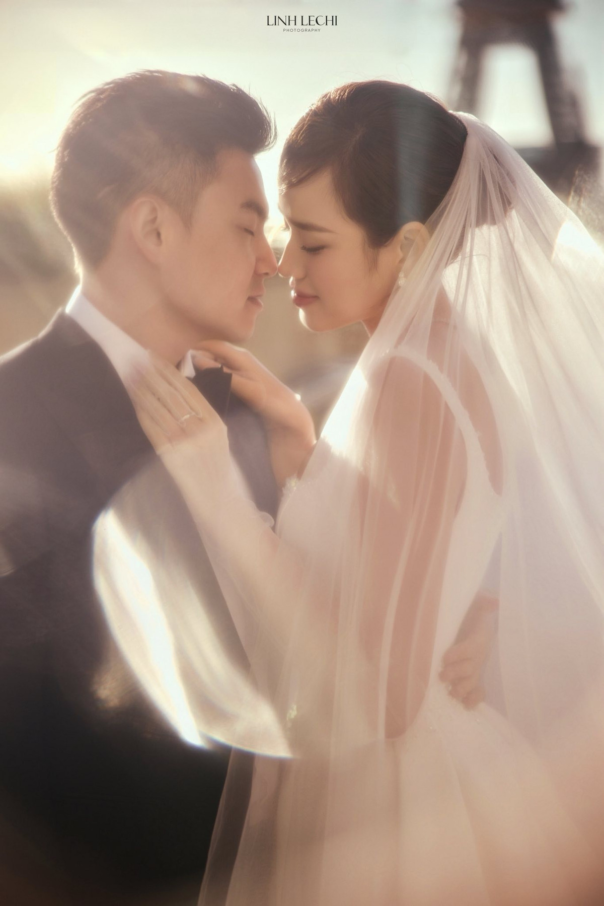 Gần một tuần sau hôn lễ ở Quảng Trị, Đỗ Thị Hà đăng tải bộ hình pre-wedding cùng chú rể Nguyễn Viết Vương tại Paris, Pháp. Ảnh: FB Đỗ Thị Hà