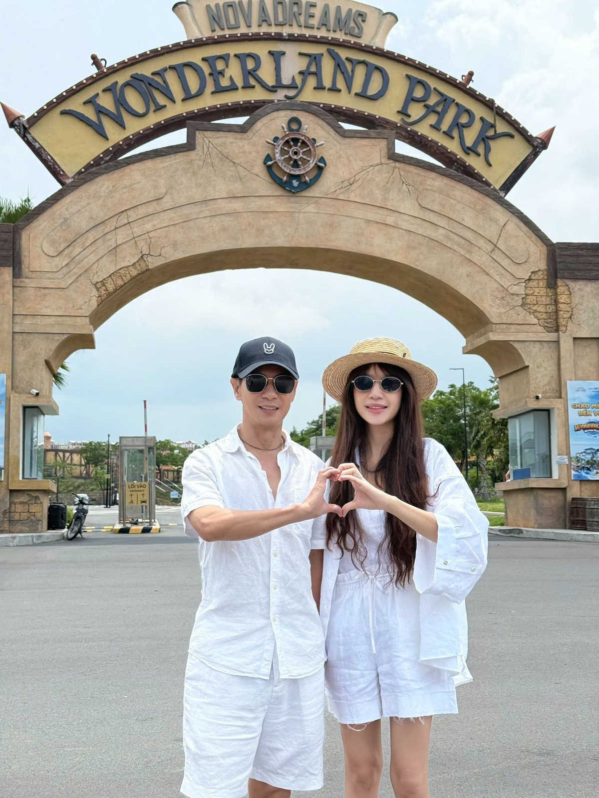 Phong cách thời trang của cô thiên về sự sành điệu, nổi bật với những bộ trang phục có cách phối màu bắt mắt, đôi khi mang hơi hướng táo bạo.