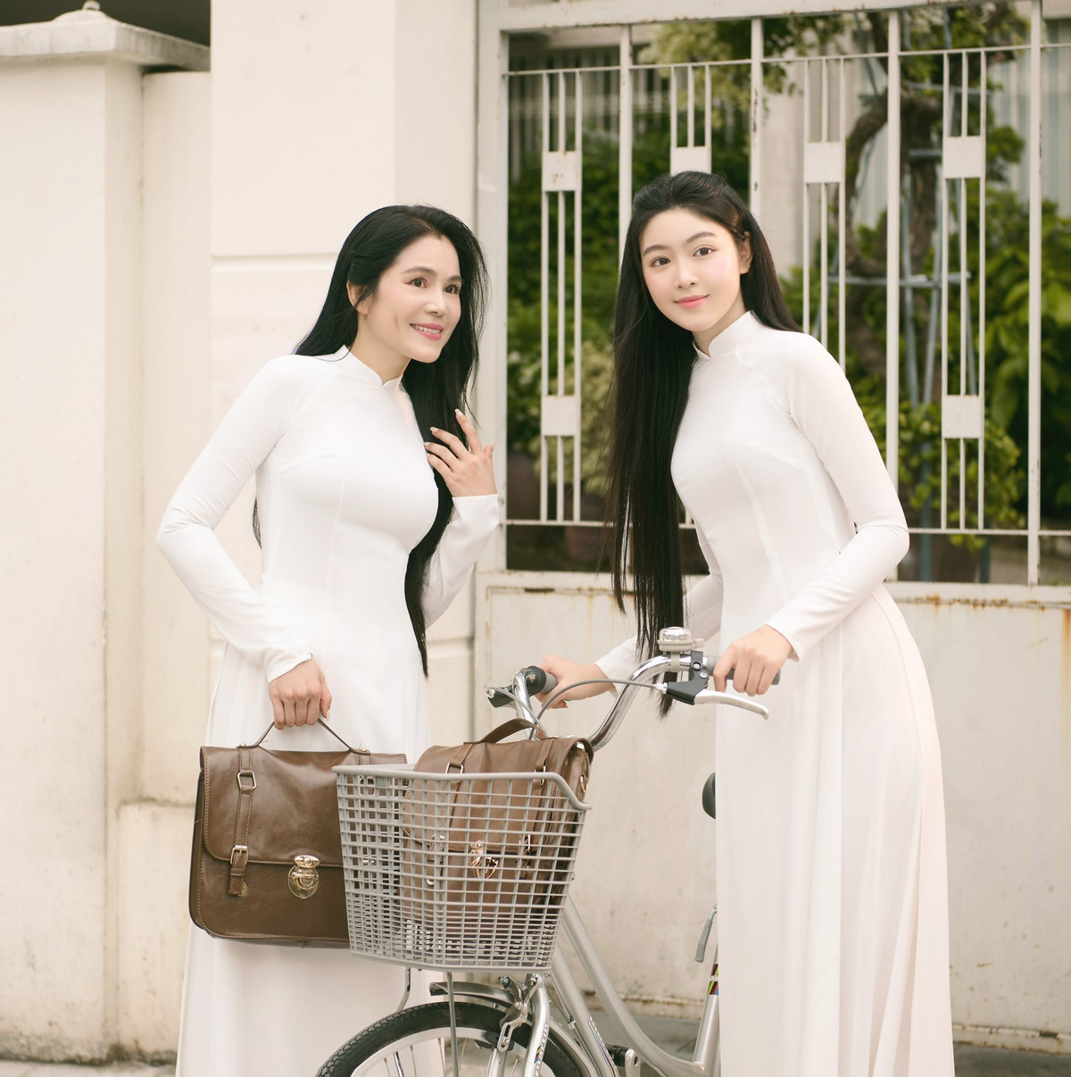 Lọ Lem và mẹ cùng mặc áo dài trắng chụp ảnh. Ảnh: FB Mai Thảo Linh