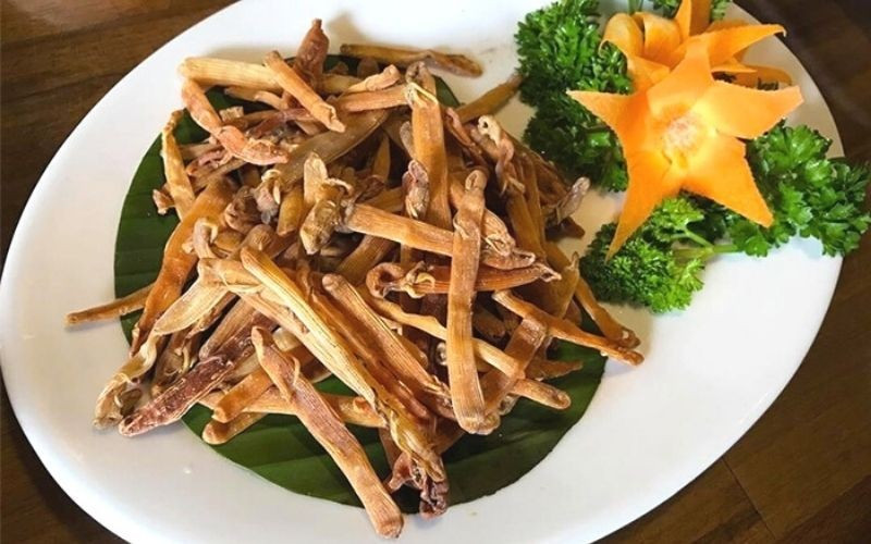 Sá sùng khô có thể được rang lên, chấm với tương ớt ăn lai rai cũng khiến nhiều người mê mẩn.