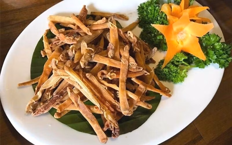 Sá sùng khô có thể được rang lên, chấm với tương ớt ăn lai rai cũng khiến nhiều người mê mẩn.