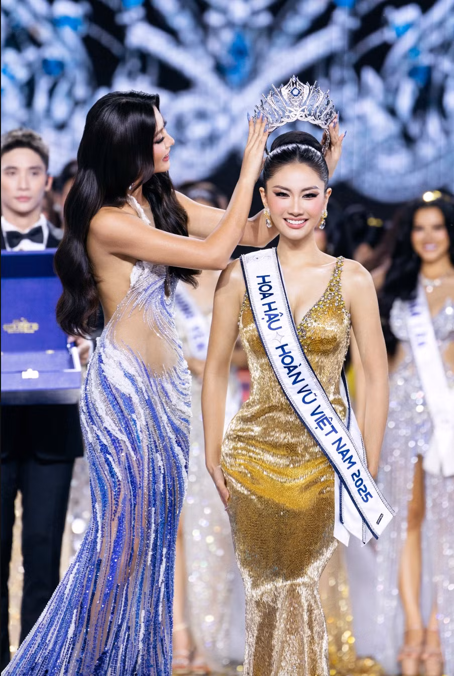 Người đẹp Nguyễn Hoàng Phương Linh vừa đăng quang Miss Cosmo Vietnam - Hoa hậu Hoàn vũ Việt Nam 2025.