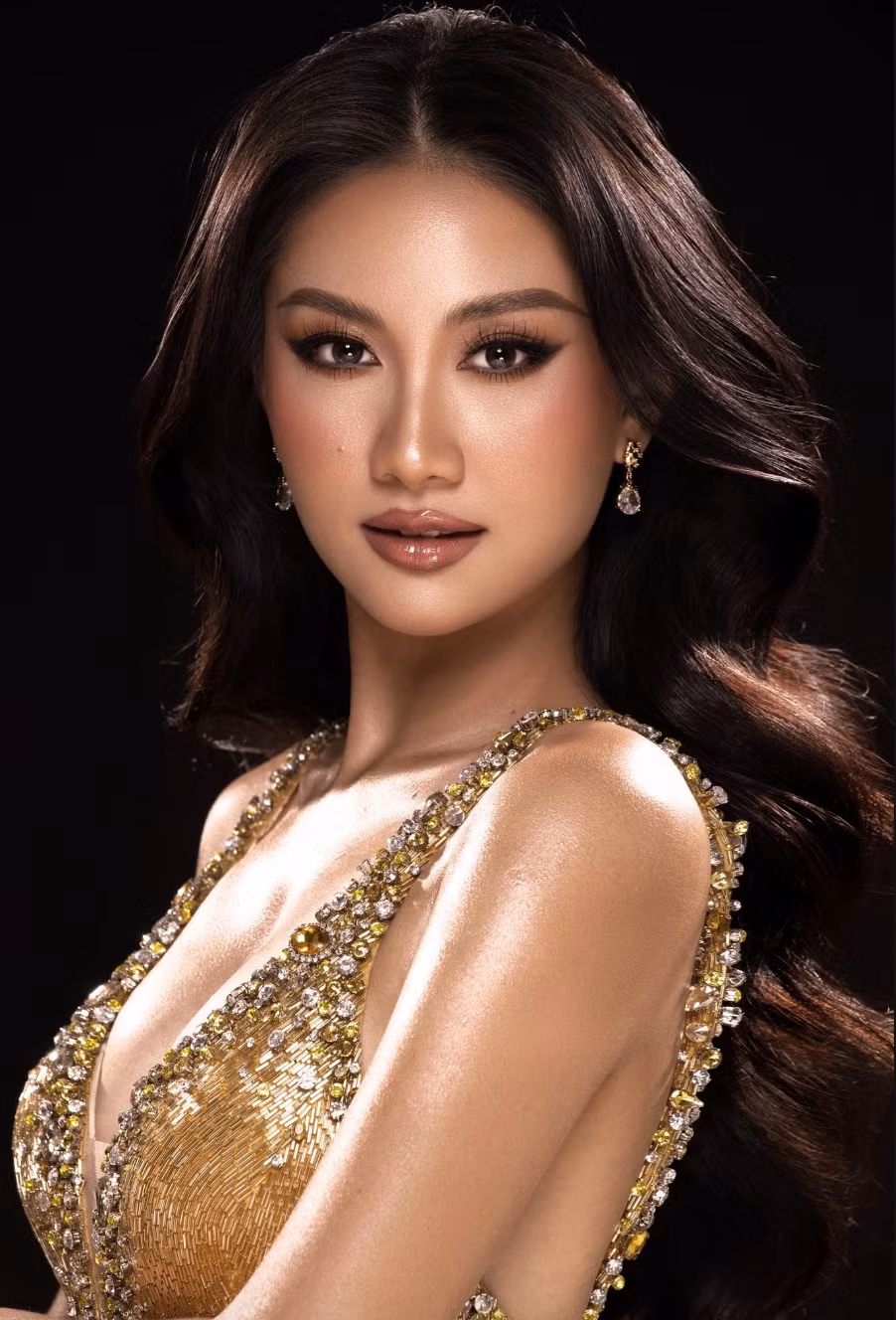 Hoa hậu Hoàn Vũ Phương Linh được nhận xét có gương mặt đẹp, sắc sảo, ngũ quan cân đối.