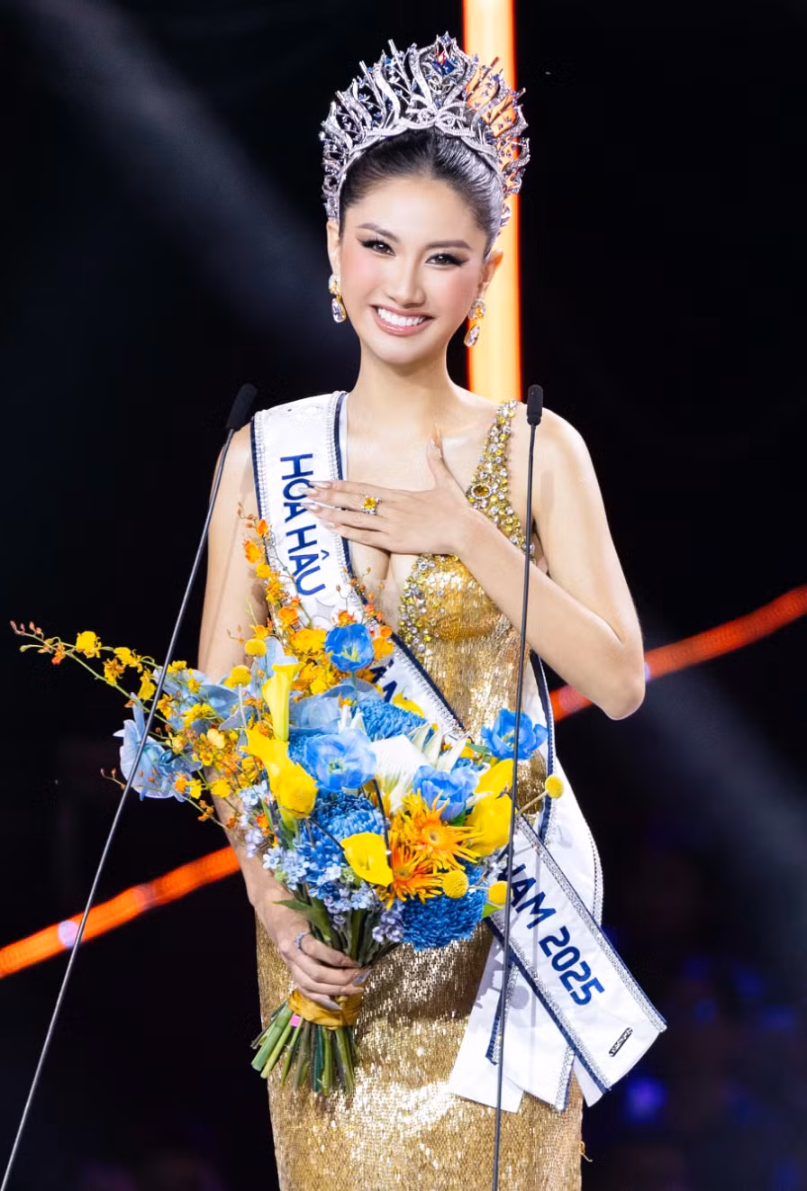 Tân hoa hậu Hoàn Vũ Việt Nam sinh năm 1999, sở hữu vóc dáng cân đối với số đo 87-65-91cm, chiều cao 1,74m.