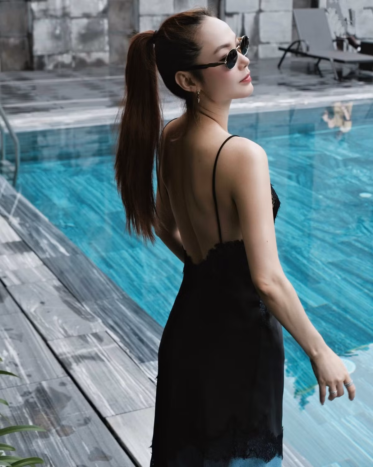 Ca sĩ Minh Hằng mặc váy lộ lưng trần. Ảnh: FB Minh Hằng