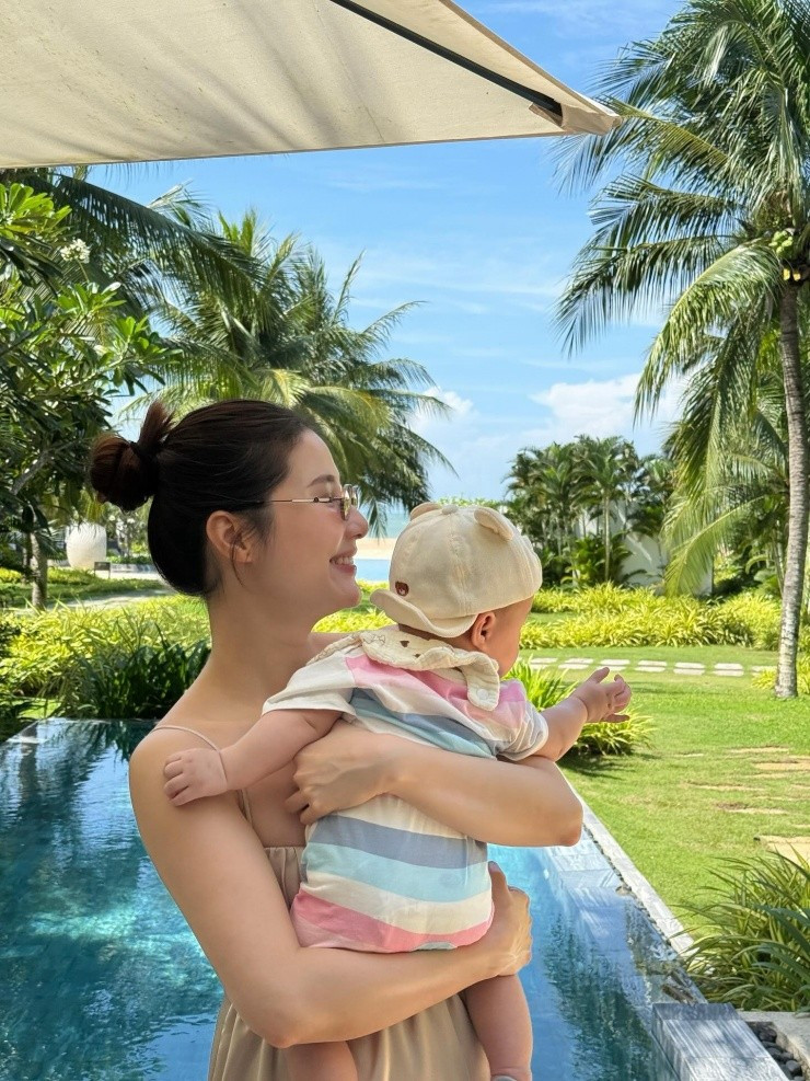 Được biết, gia đình ông xã Diễm My thuộc một gia tộc kín tiếng, có nền tảng vững vàng trong lĩnh vực kinh doanh thực phẩm và ẩm thực. Dù vậy, cuộc sống của nữ diễn viên sau kết hôn vẫn giữ sự giản dị.