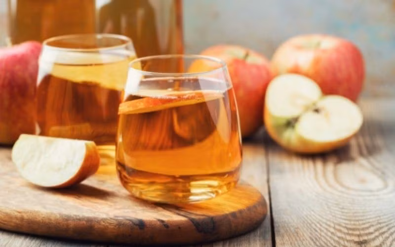 Giấm táo được cho là có khả năng hỗ trợ cân bằng hormone và cải thiện lưu thông máu. Chị em có thể pha loãng một lượng nhỏ giấm táo với nước ấm để uống, tránh dùng quá nhiều để không ảnh hưởng đến dạ dày.