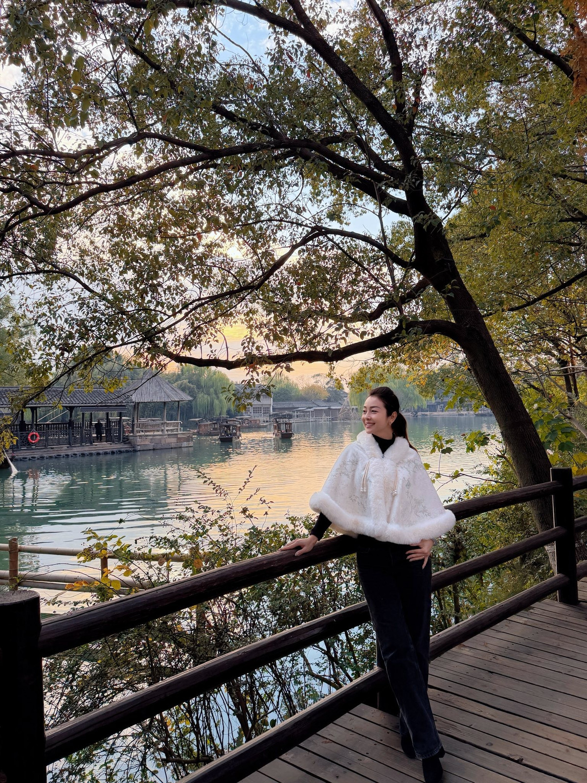 Khi đến Ô Trấn, Jennifer Phạm diện một chiếc áo choàng lông lấy cảm hứng từ trang phục truyền thống của phụ nữ Trung Quốc.