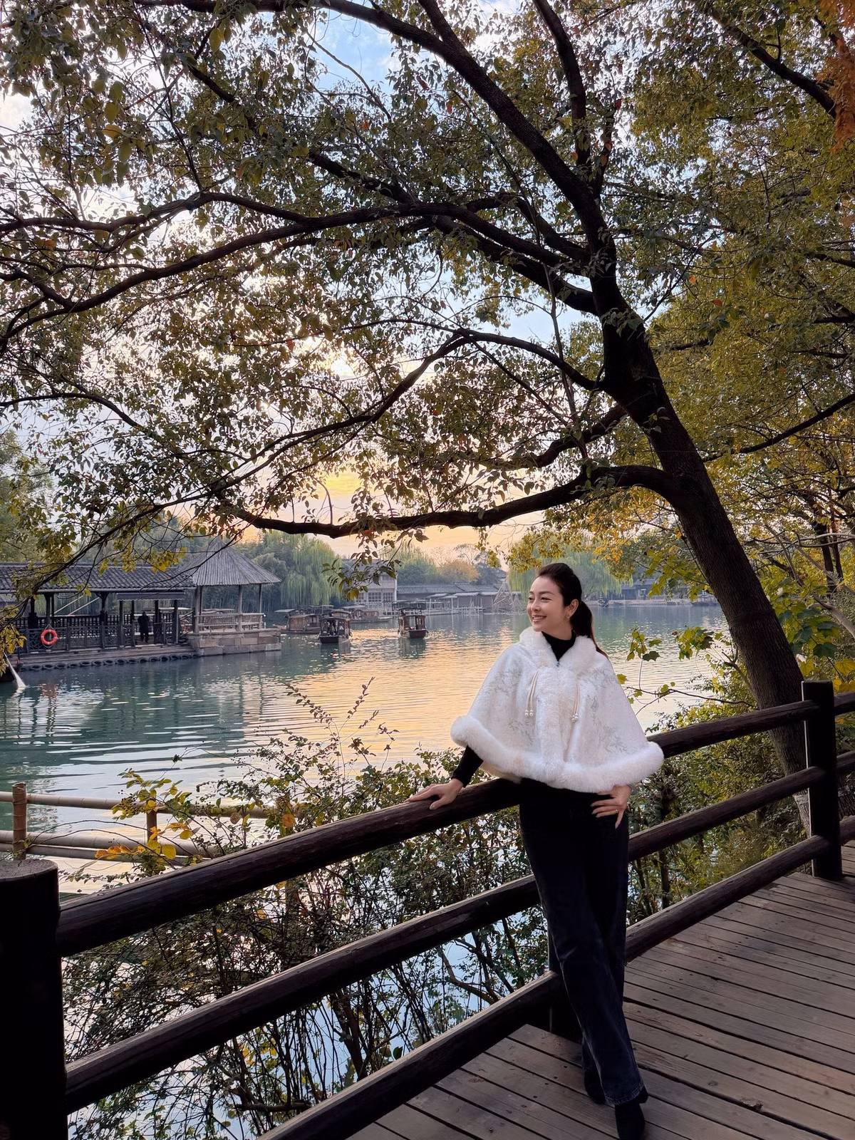 Khi đến Ô Trấn, Jennifer Phạm diện một chiếc áo choàng lông lấy cảm hứng từ trang phục truyền thống của phụ nữ Trung Quốc.