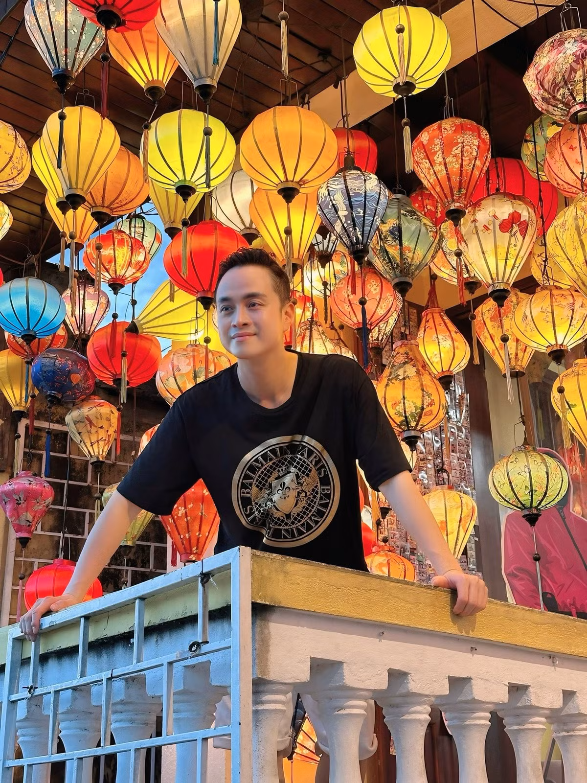 Nhật Tinh Anh hào hứng tham quan, ngắm cảnh Hội An lung linh ánh đèn lồng đủ màu. Ảnh: FB Nhật Tinh Anh