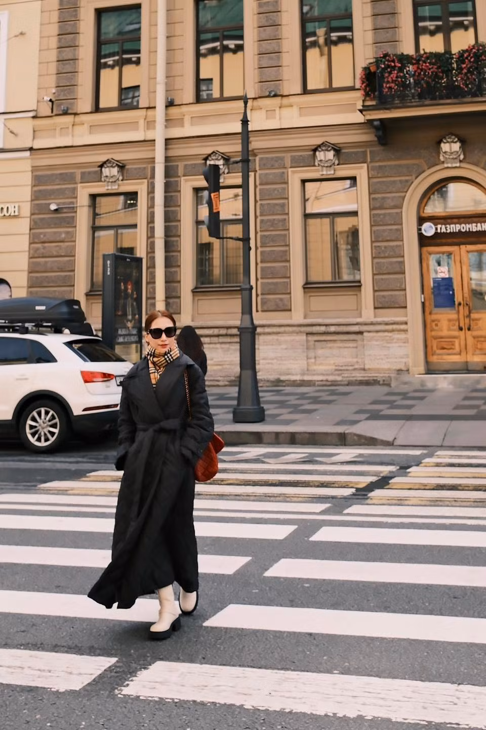 Tin tức sao Việt 27/9: Hòa Minzy xách túi Chanel trị giá hàng trăm triệu đồng thả dáng ở Nga. Ảnh: FB Hòa Minzy