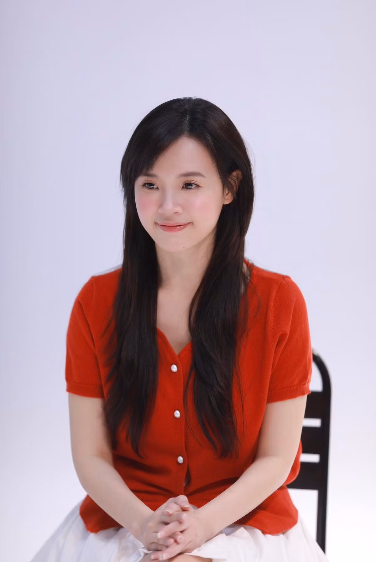 Nữ diễn viên thường ưu tiên trang phục nữ tính, thanh lịch và giúp làm nổi bật sự nhẹ nhàng, trong sáng.