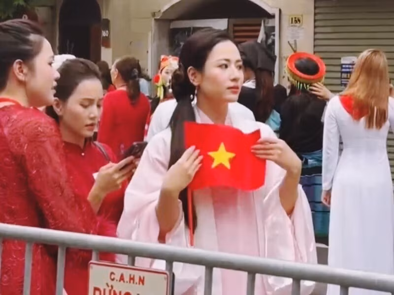 Vẻ đẹp nhẹ nhàng, rất đỗi dịu dàng đậm chất Việt Nam của cô được nhiều người yêu thích.