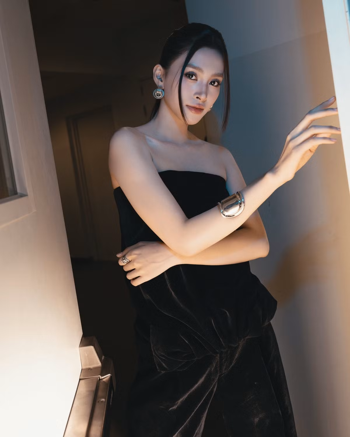 Tiểu Vy quyến rũ với đầm cúp ngực lộ vai trần. Ảnh: FB Trần Tiểu Vy