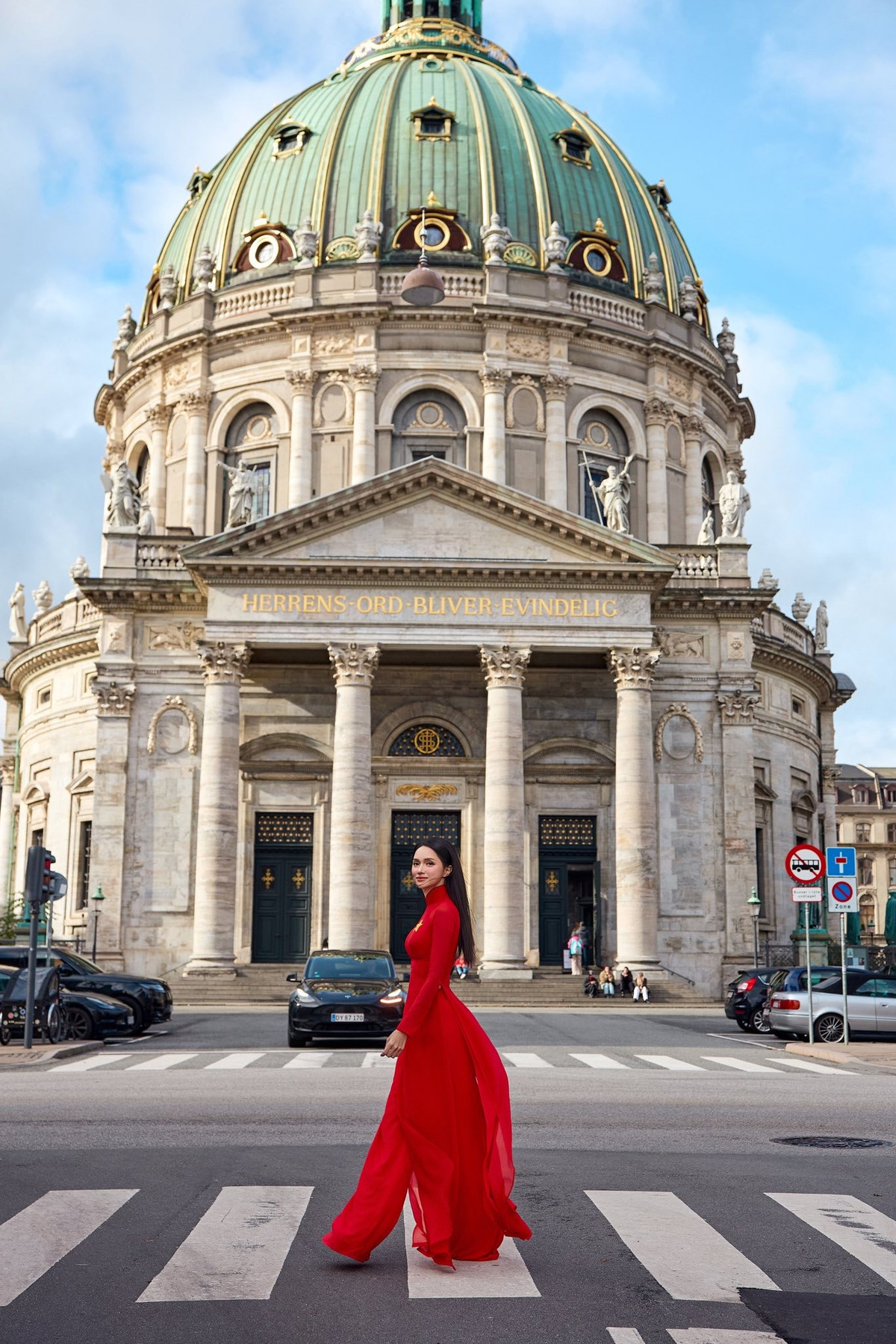 Nhan sắc của Hương Giang trong loạt ảnh cũng nhận được "cơn mưa" lời khen từ đông đảo cư dân mạng.