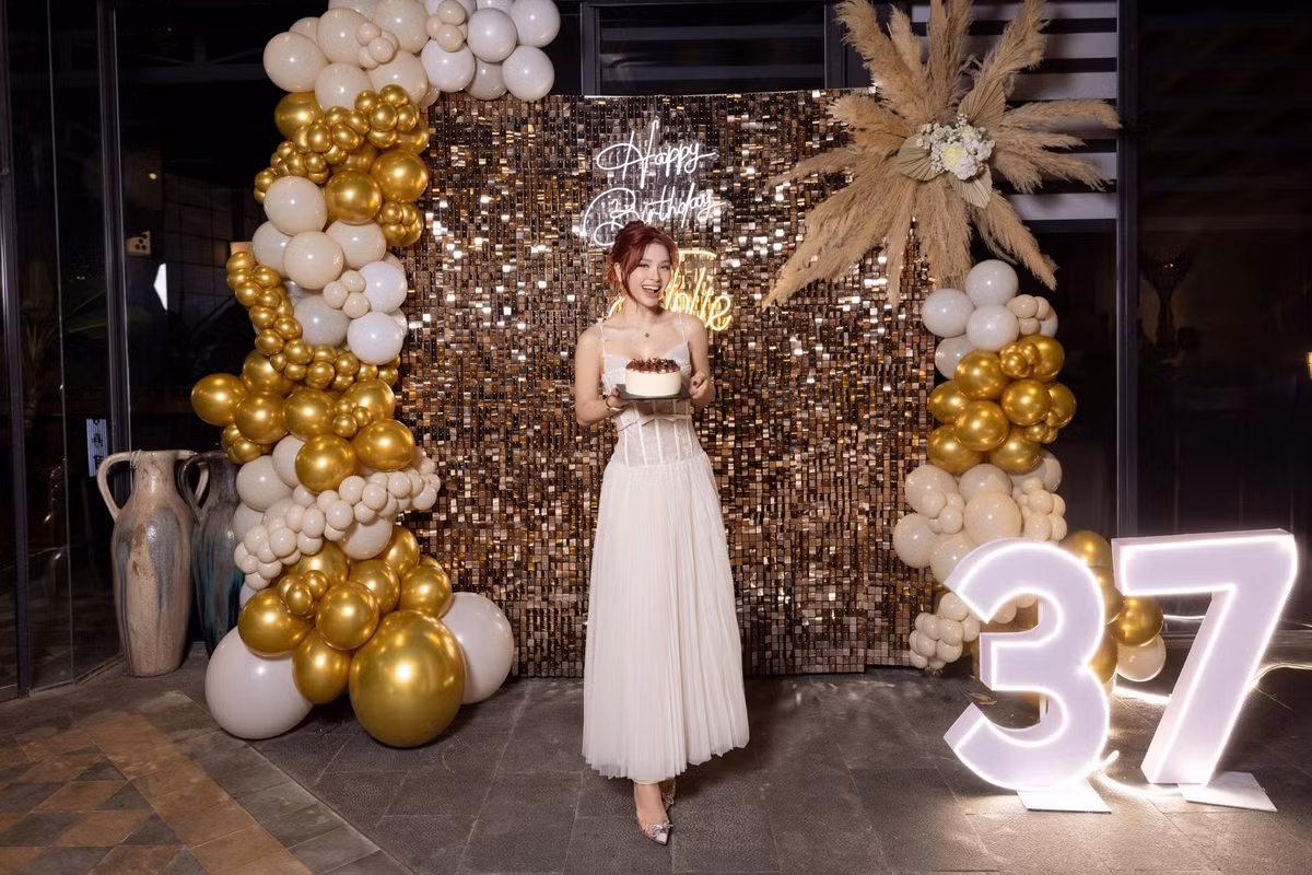 Không chỉ cuộc sống viên mãn mà sắc vóc gợi cảm cùng thời trang nóng bỏng của Phương Trinh Jolie luôn là chủ đề nhận được sự quan tâm từ cư dân mạng. Ảnh: FB Phương Trinh Jolie