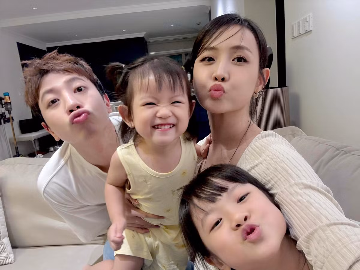 Gia đình Trương Mỹ Nhân - Phí Ngọc Hưng nhận hàng chục nghìn lượt "thích" khi đăng ảnh cả nhà nhí nhố bên nhau. Ảnh: FB Trương Mỹ Nhân