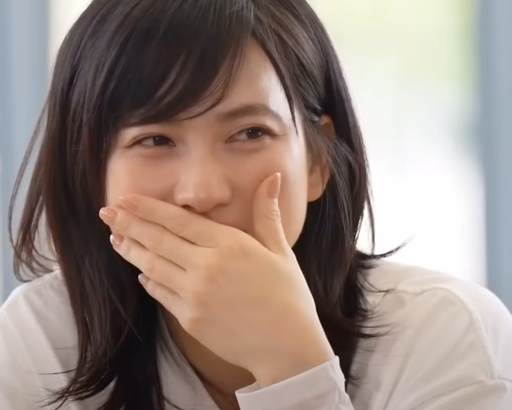 Ở những góc quay hiểm hóc, cô vẫn gây ấn tượng bởi ngũ quan hài hòa, cân đối và nụ cười rạng rỡ. Ảnh: FB Phương Anh Đào