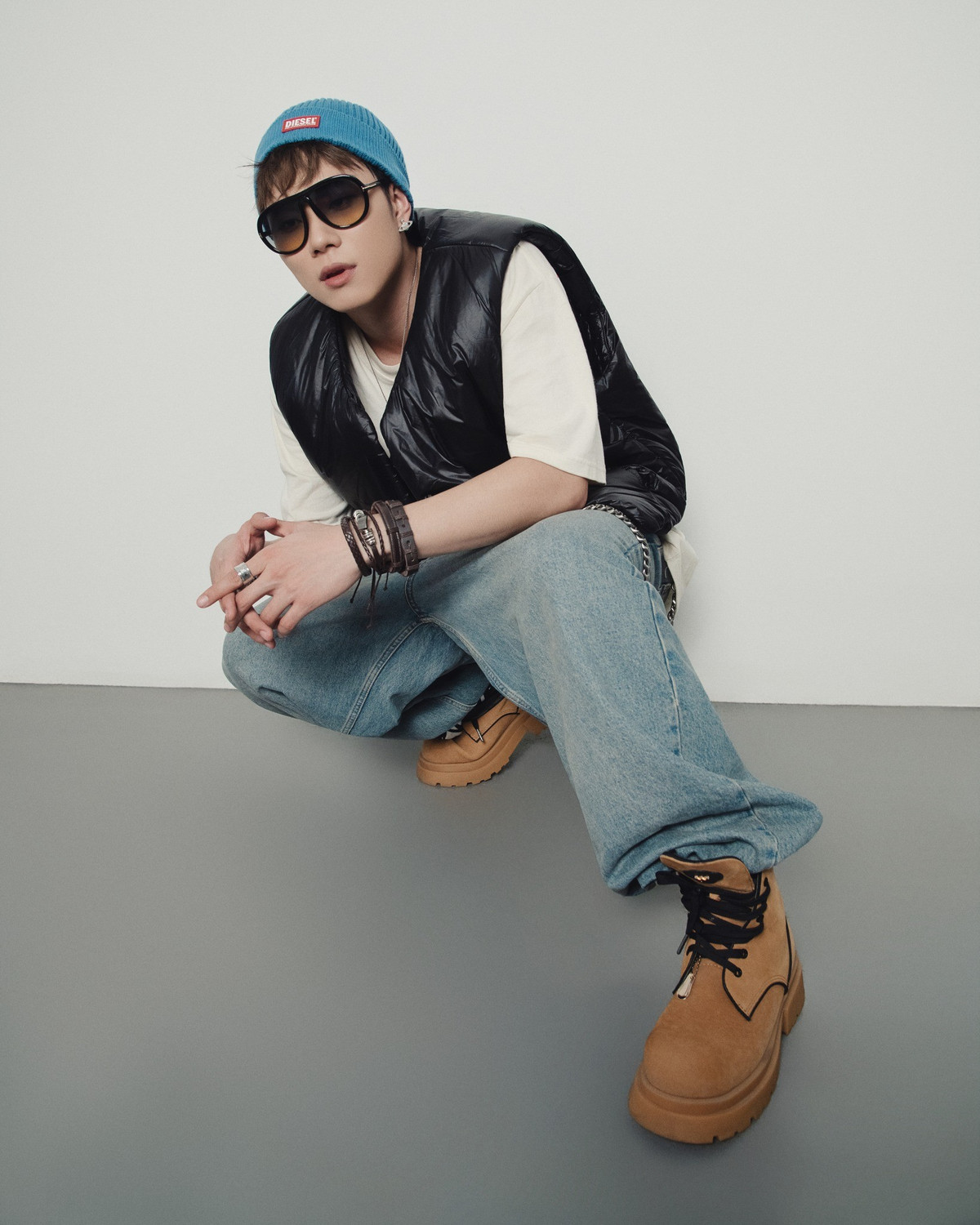 Ca sĩ Dương Domic thu hút hàng chục nghìn lượt "thích" khi đăng ảnh mới và nhờ fan ghép giúp mình background để dùng làm avatar. Ảnh: FB Dương Domic