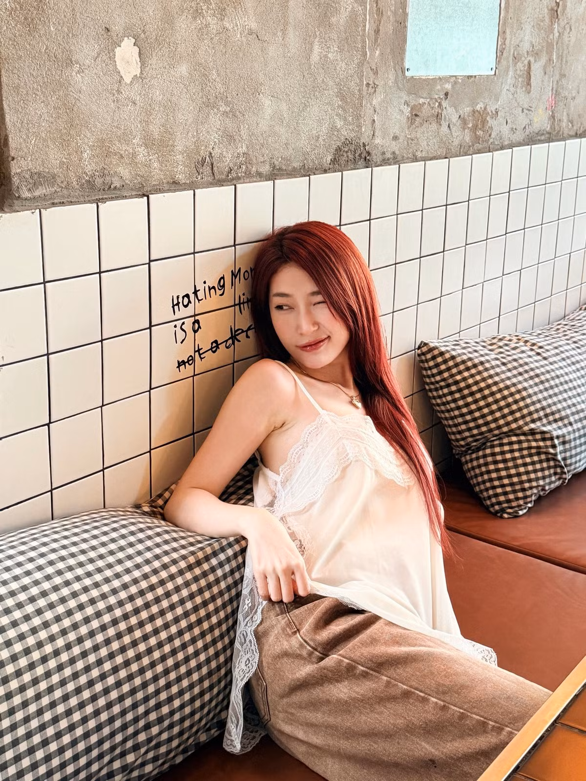 Dù xuất hiện trên sân khấu với ánh đèn rực rỡ hay trong những khoảnh khắc đời thường giản dị, cô vẫn luôn nổi bật nhờ nguồn năng lượng tích cực và vẻ ngoài gần như “miễn nhiễm” với thời gian.