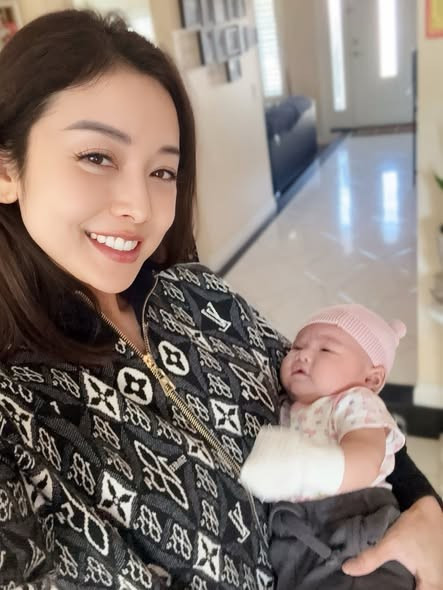 Jennifer Phạm bế bồng cháu gái khi về Mỹ thăm gia đình. Ảnh: FB Jennifer Pham