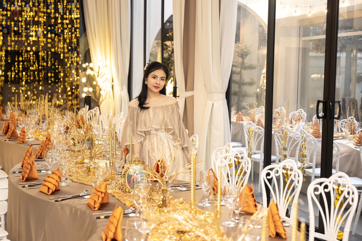 Được biết, dù bận rộn chăm sóc gia đình và bốn con nhỏ, Vân Trang vẫn rất kỹ lưỡng trong việc chăm sóc da.