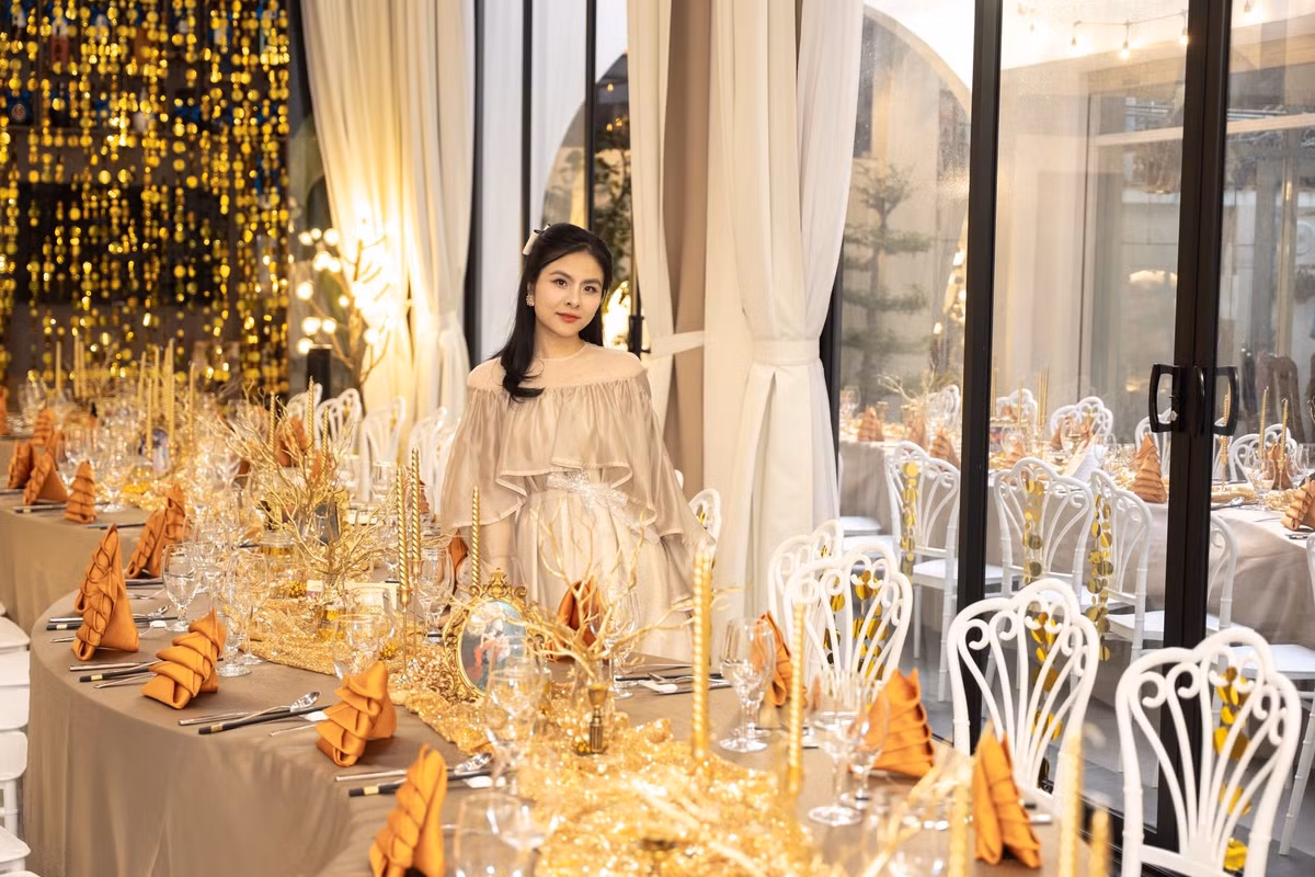 Được biết, dù bận rộn chăm sóc gia đình và bốn con nhỏ, Vân Trang vẫn rất kỹ lưỡng trong việc chăm sóc da.