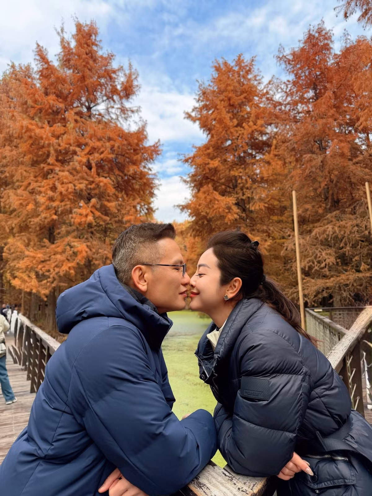 Giữa khung cảnh mùa lá vàng lãng mạn, Jennifer Phạm khoe cảnh chạm môi chồng, họ dành nhiều thời gian "trốn con" để hẹn hò và tận hưởng những khoảnh khắc riêng tư.