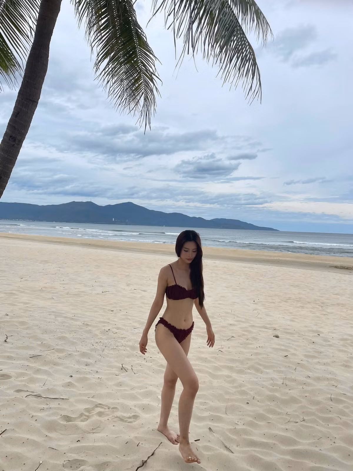 Không chỉ dừng lại ở bikini, Tiểu Vy thời gian gần đây còn thường xuyên xuất hiện trong những thiết kế váy cúp ngực, khoét sâu táo bạo, tôn lên vòng một căng tròn gợi cảm. Ảnh: FB Trần Tiểu Vy