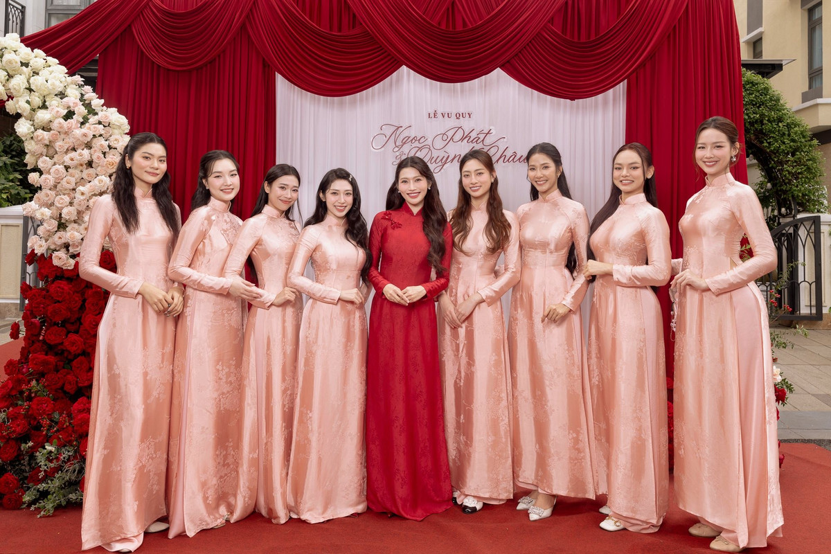 Dàn phù dâu khoe sắc tại đám cưới Quỳnh Châu. Ảnh: FB Chế Nguyễn Quỳnh Châu