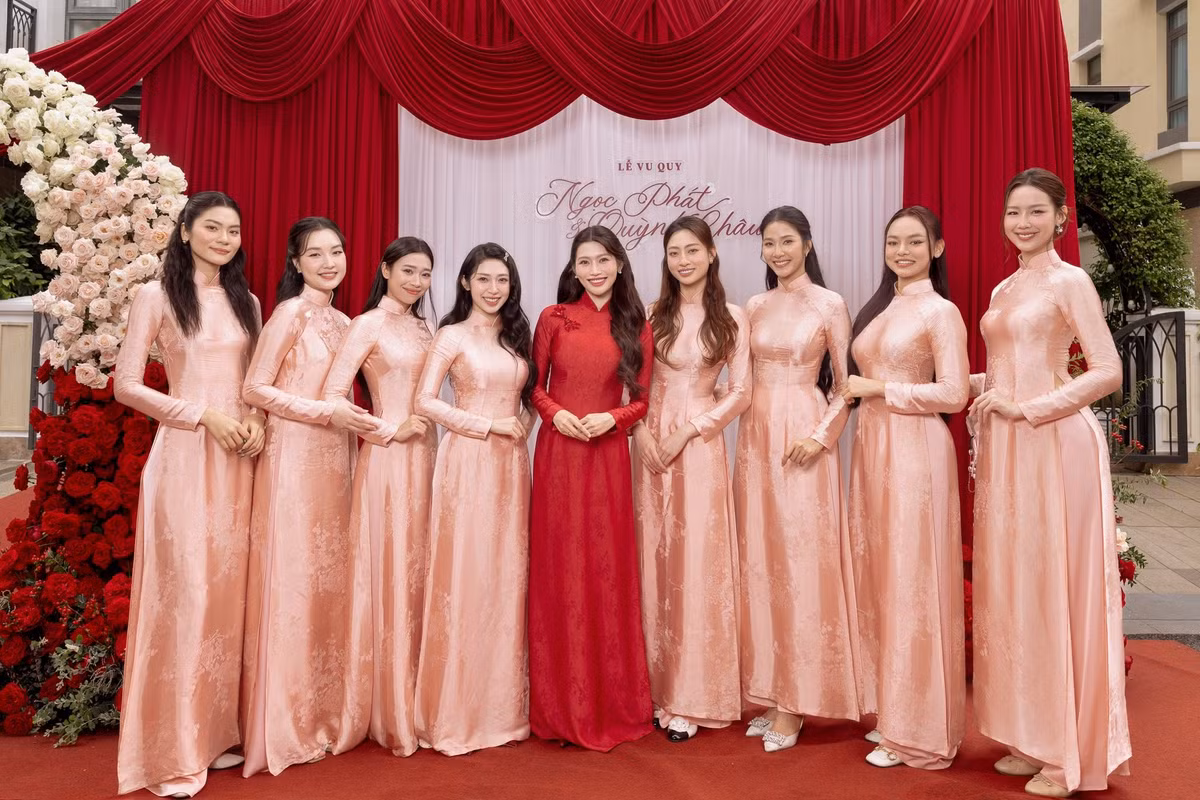 Dàn phù dâu khoe sắc tại đám cưới Quỳnh Châu. Ảnh: FB Chế Nguyễn Quỳnh Châu