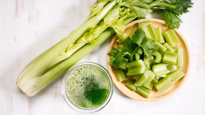 Nước ép cần tây có lượng calo thấp nhưng lại giàu chất xơ, giúp tạo cảm giác no lâu. Điều này giúp kiểm soát cơn thèm ăn và hỗ trợ quá trình giảm mỡ thừa.