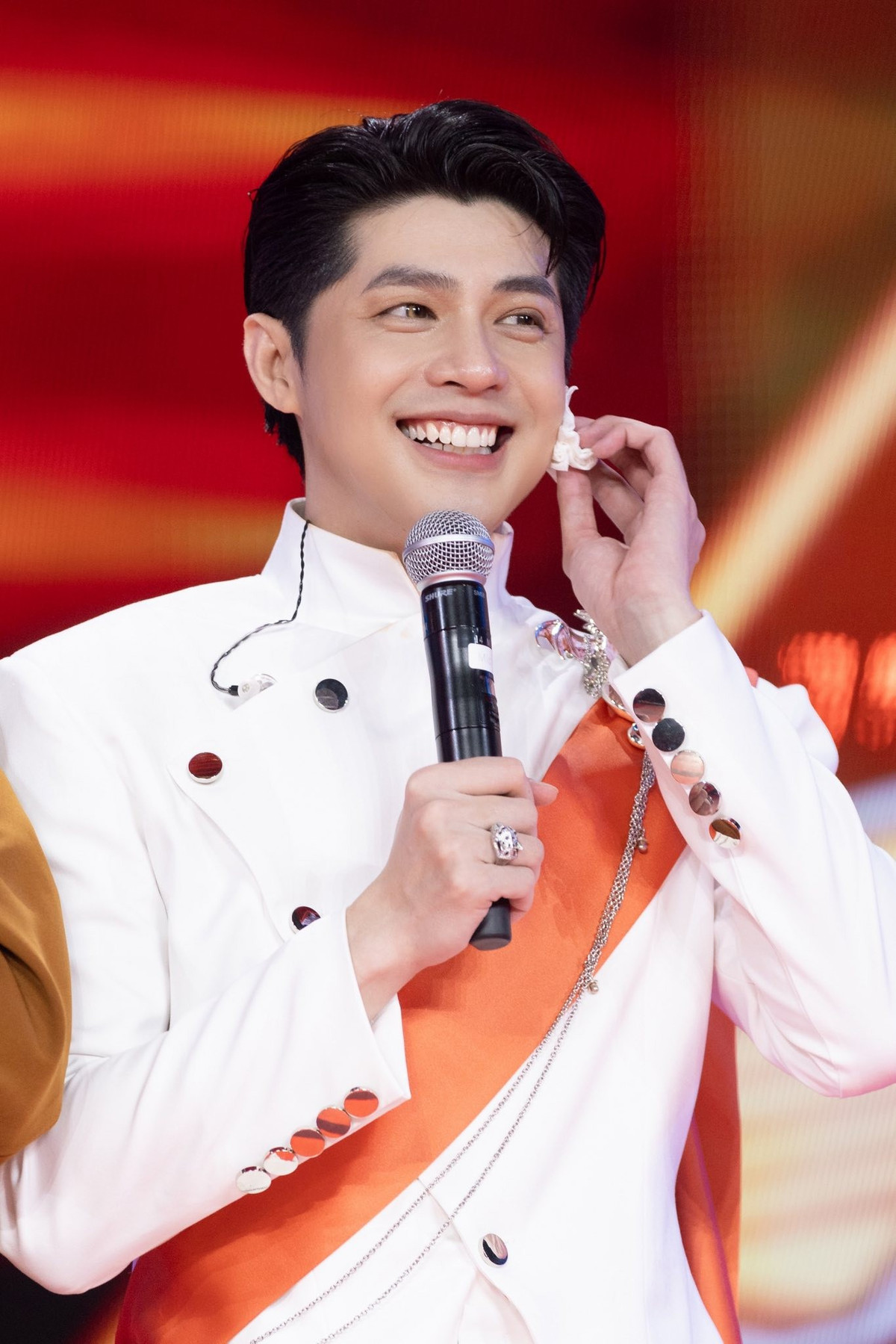 Góc nghiêng thư sinh, làn da sáng cùng thần thái rạng rỡ giúp Noo liên tục nhận về những lời khen ngợi trên mạng xã hội.